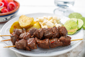 Lee más sobre el artículo Origen de los anticuchos: la historia detrás de un platillo tradicional en la cocina peruana
